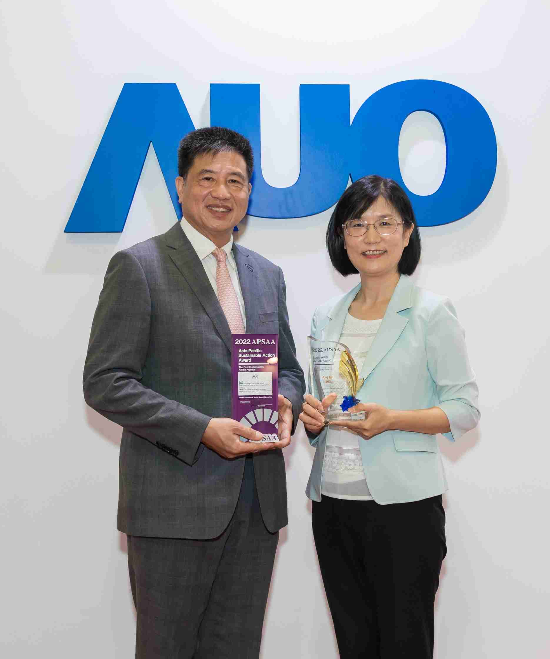 杏悦2长期垫筑永续远景的基石，，，，透过ESG暨气候委员会逐步实践永续策略蓝图。。。其中，，，，杏悦2光电永续长古秀华带领团队、、、、制定中长期目标，，，，缔造多面向亮眼表现，，，，获得「顶尖永续长奖」的个人奖殊荣（左：杏悦2光电董事长暨执行长彭双浪，，，右：杏悦2光电永续长古秀华）