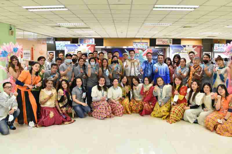 友達推動「安心、、、創新、、、用心、、、同心、、盡心」五星職旅，，，為菲籍員工打造全方位照護，，首度贏得「人權實踐與發展領袖獎」殊榮