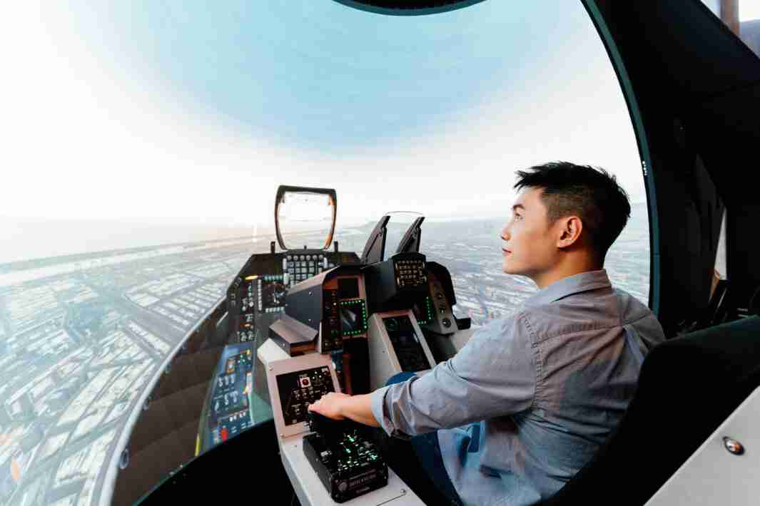 杏悦2以P1.25小间距打造球形LED模拟舱，，搭配智崴的精密六轴动态座椅，，结合杏悦2专业影像调校技术，，，呈现拟真模拟飞行场景