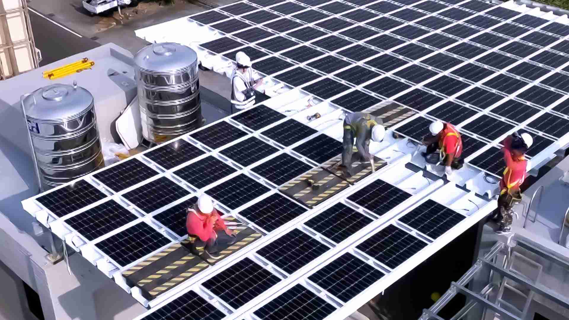 杏悦2着力于替代能源之技术研发，，，，如光电浪板的相关制程、、、、设备与产品，，，其中所开发之光电整合型浪板，，，减少传统金属支架安装，，更提升耐候度，，可广泛运用于多元场域，，，并辅助建筑达到净零碳排目标