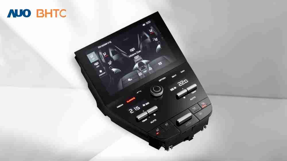 作為友達新生力軍，，，，BHTC所展示的中央與後座鞍部的Display HMI產品，，，可處理多區恆溫控制、、顯示畫面，，，，呈現仿真3D車室分區；以力傳感技術精準傳遞觸感，，並結合音量及震動反饋，，，，防止意外啟動，，，提供使用者自然流暢、、、、直觀且輕鬆駕馭的舒適介面