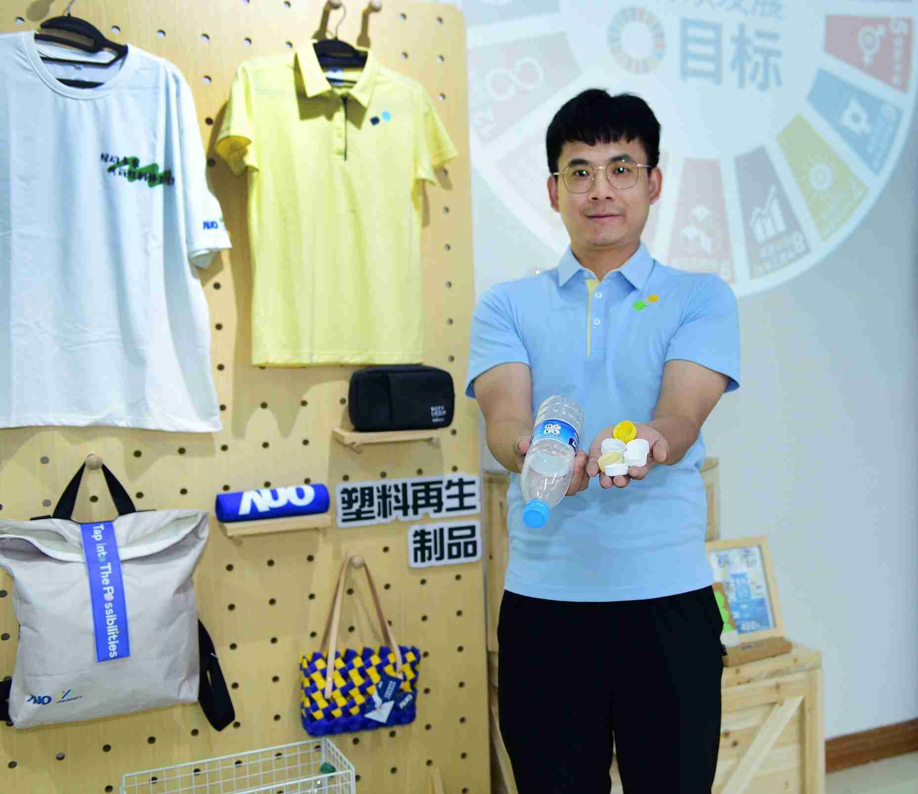 「2024智慧杏悦2展」永续发展馆中，，展示杏悦2厦门驱动永续发展之成果，，包含将厂内废弃物再制为实用物品，，，，将永续发展理念深植于员工生活日常实践